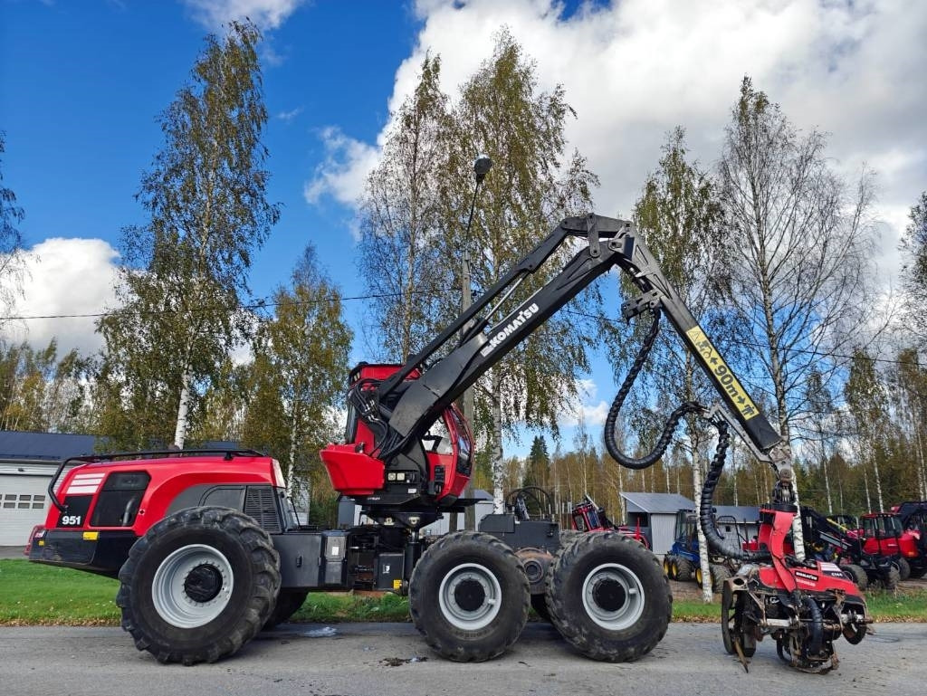Komatsu 951 - Fakitermelő gép: 5 kép. Komatsu 951 - Fakitermelő gép: 5 kép.