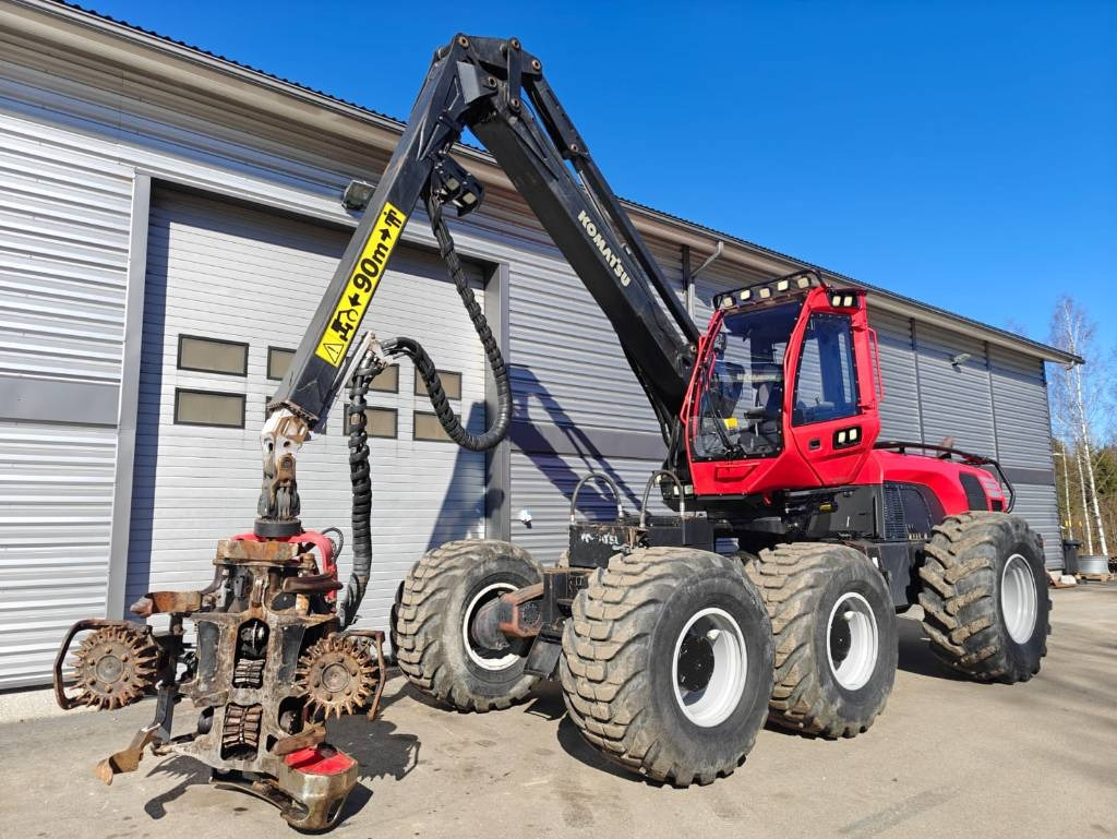Komatsu 951 - Fakitermelő gép: 1 kép. Komatsu 951 - Fakitermelő gép: 1 kép.