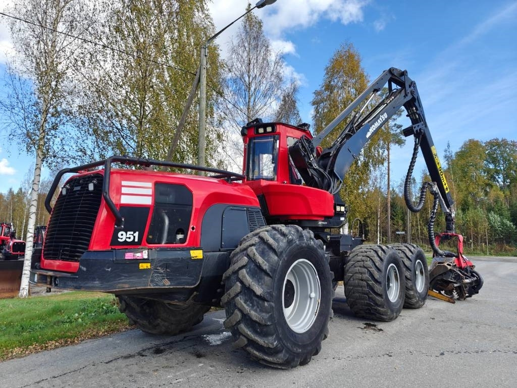 Komatsu 951 - Fakitermelő gép: 4 kép. Komatsu 951 - Fakitermelő gép: 4 kép.