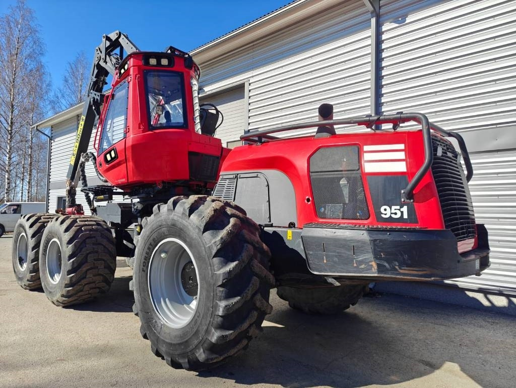 Komatsu 951 - Fakitermelő gép: 3 kép. Komatsu 951 - Fakitermelő gép: 3 kép.