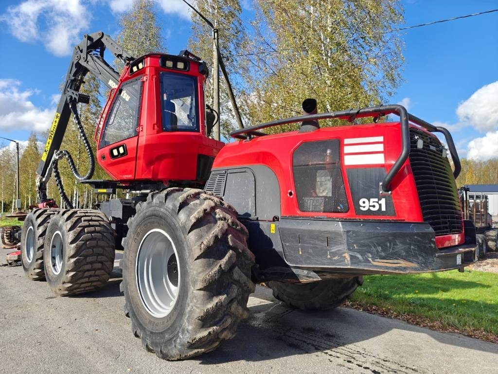 Komatsu 951 - Fakitermelő gép: 3 kép. Komatsu 951 - Fakitermelő gép: 3 kép.