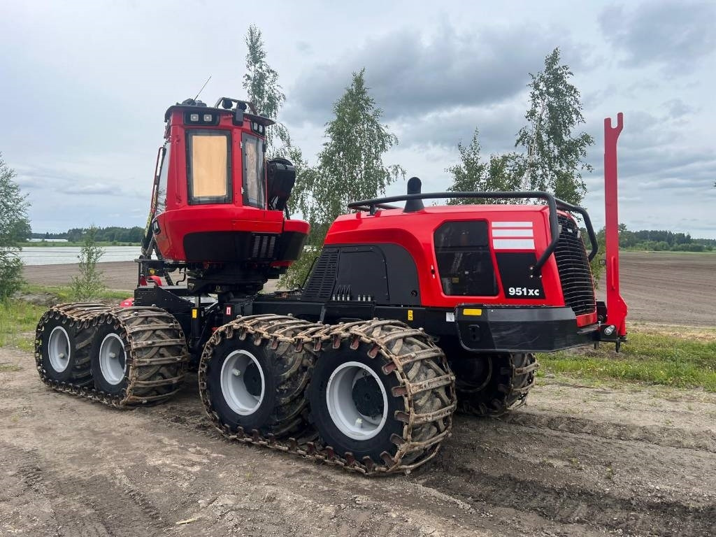 Komatsu 951 XC - Fakitermelő gép: 4 kép. Komatsu 951 XC - Fakitermelő gép: 4 kép.