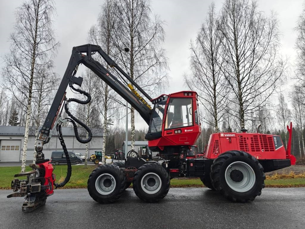 Valmet 901TX - Fakitermelő gép: 2 kép. Valmet 901TX - Fakitermelő gép: 2 kép.