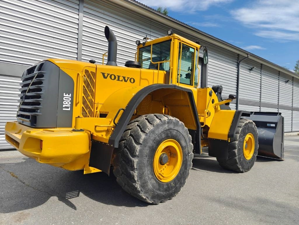 Volvo L 180 E - Gumikerekes homlokrakodó: 5 kép. Volvo L 180 E - Gumikerekes homlokrakodó: 5 kép.