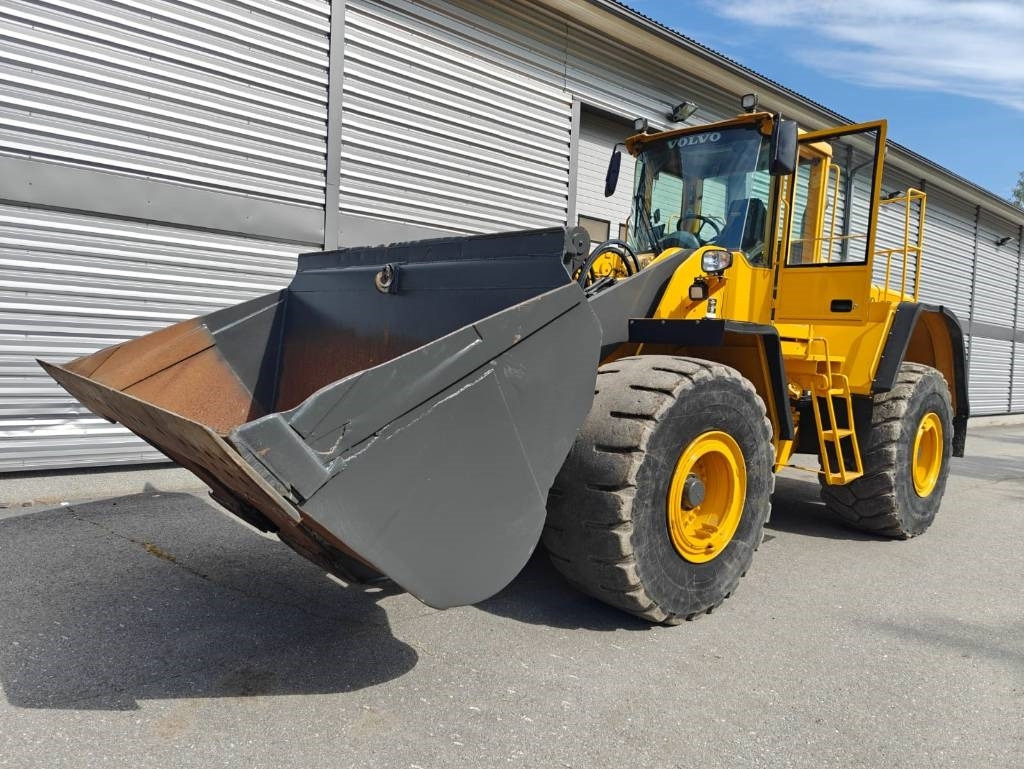 Volvo L 180 E - Gumikerekes homlokrakodó: 1 kép. Volvo L 180 E - Gumikerekes homlokrakodó: 1 kép.