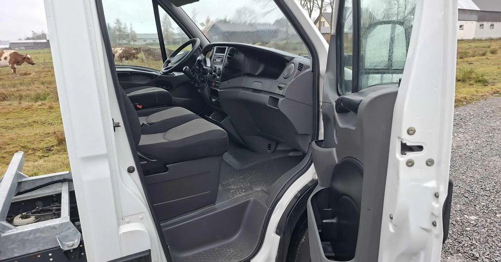 Iveco 35C13, 35C12, 35C14, 35C15 - Billenőplatós kisteherautó: 2 kép. Iveco 35C13, 35C12, 35C14, 35C15 - Billenőplatós kisteherautó: 2 kép.