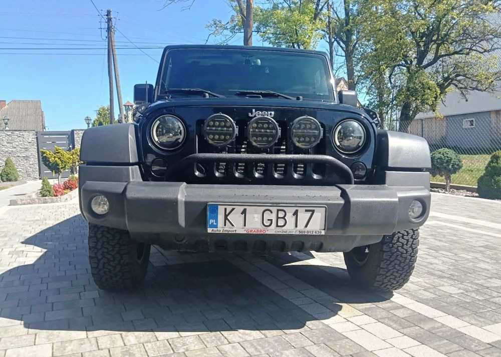 Jeep Wrangler 2.8 CRD Sport - Kabrió: 4 kép. Jeep Wrangler 2.8 CRD Sport - Kabrió: 4 kép.