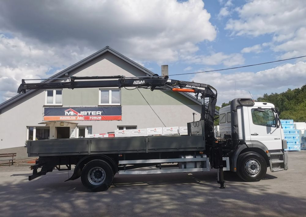 Mercedes-Benz Atego 1823 żuraw HDS Atlas 105.2 koła 315/80R22,5 - Platós teherautó, Darus autó: 3 kép. Mercedes-Benz Atego 1823 żuraw HDS Atlas 105.2 koła 315/80R22,5 - Platós teherautó, Darus autó: 3 kép.