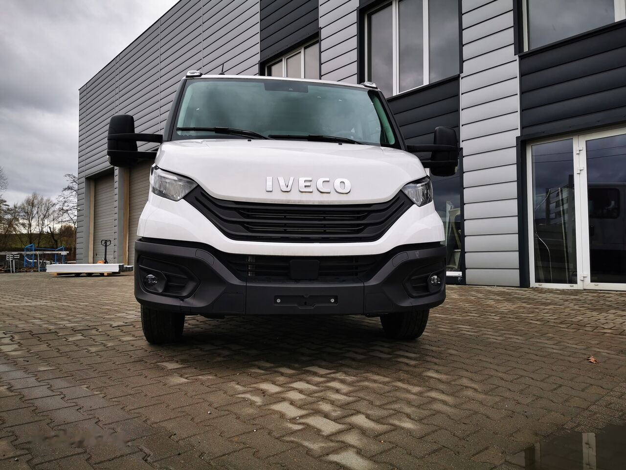 IVECO Daily 180KM r. oś 4100 - Platós kisteherautó: 3 kép. IVECO Daily 180KM r. oś 4100 - Platós kisteherautó: 3 kép.