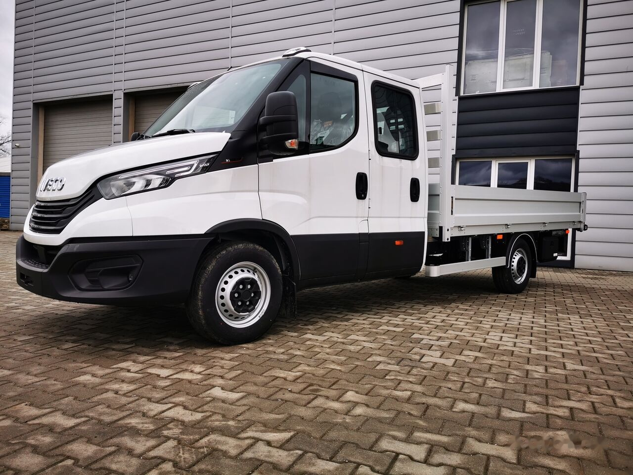 IVECO Daily 180KM r. oś 4100 - Platós kisteherautó: 4 kép. IVECO Daily 180KM r. oś 4100 - Platós kisteherautó: 4 kép.