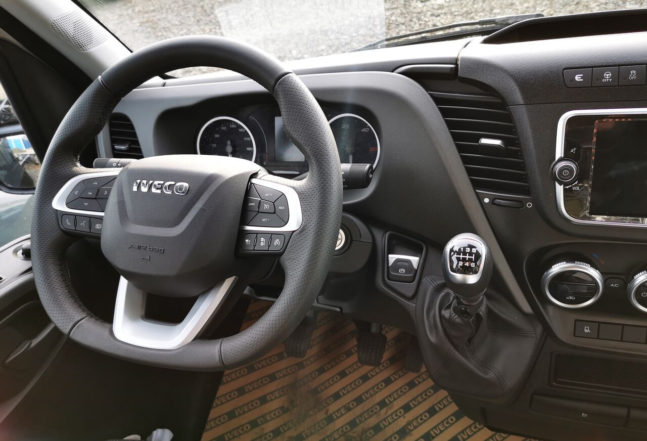 IVECO Daily 35S18 - Furgon: 4 kép. IVECO Daily 35S18 - Furgon: 4 kép.