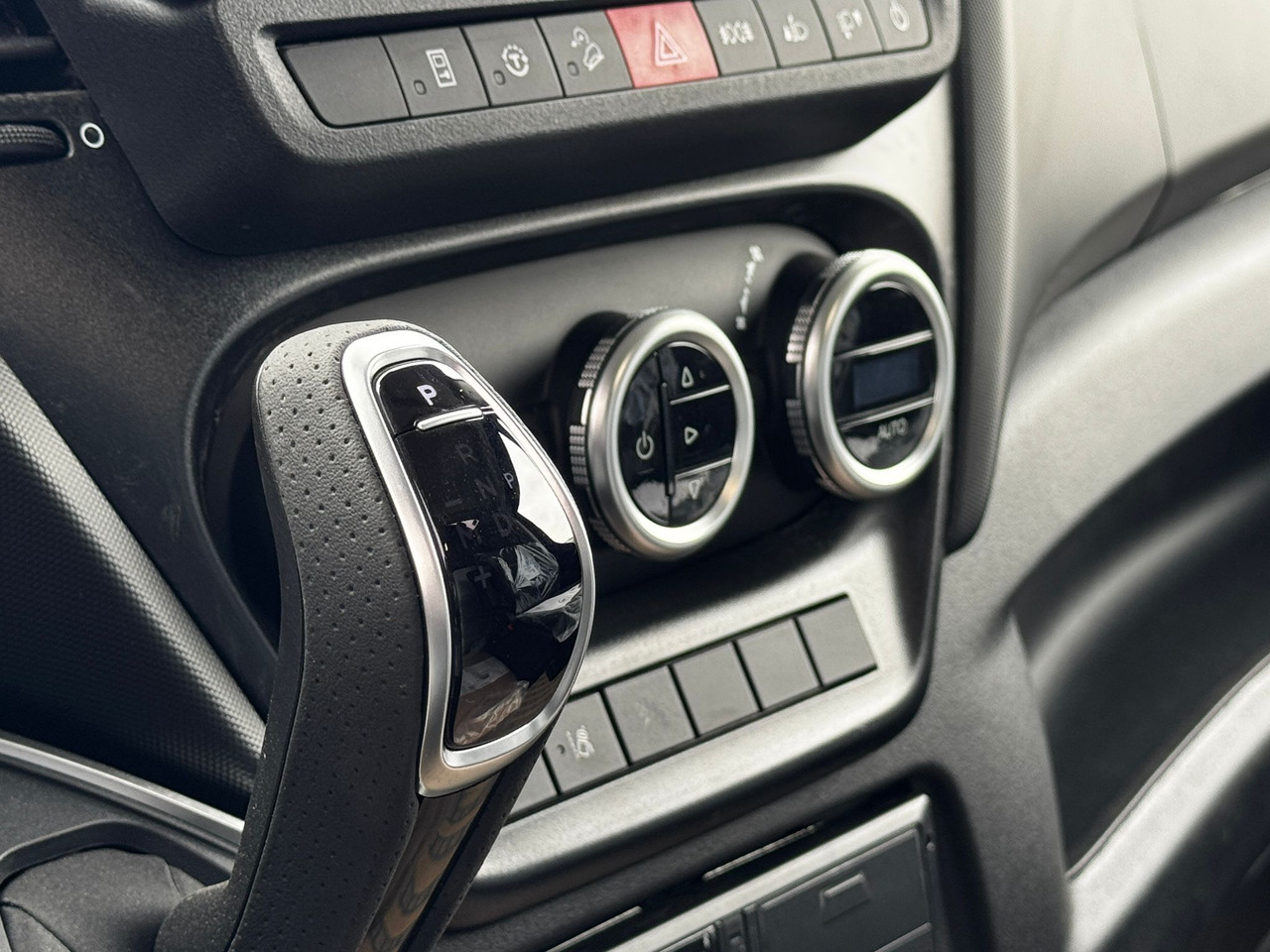 IVECO Daily 35S18HA8/P - Kisteherautó: 5 kép. IVECO Daily 35S18HA8/P - Kisteherautó: 5 kép.