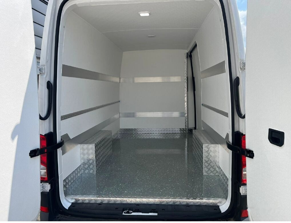 Volkswagen Crafter - Hűtős kisteherautó: 3 kép. Volkswagen Crafter - Hűtős kisteherautó: 3 kép.
