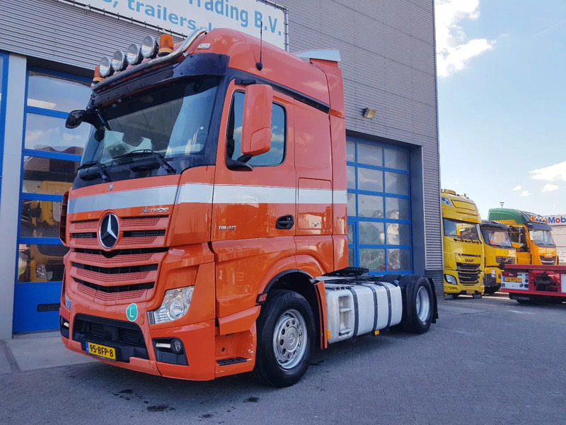 Mercedes-Benz Actros 1945 Double Tank New Apk TÜV - Nyergesvontató: 1 kép. Mercedes-Benz Actros 1945 Double Tank New Apk TÜV - Nyergesvontató: 1 kép.