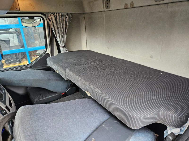Dobozos felépítményű teherautó Volvo FL 260 Euro 5 Tail lift Apk 5-2026: 20 kép.