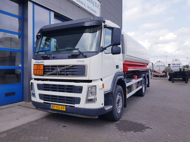 Volvo FM 9.340 Fuel 21.400 Liter 3 Comp Euro 3 - Tartályos teherautó: 2 kép. Volvo FM 9.340 Fuel 21.400 Liter 3 Comp Euro 3 - Tartályos teherautó: 2 kép.