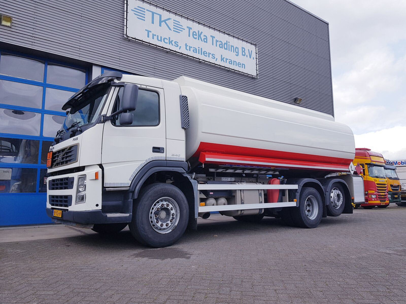 Volvo FM 9.340 Fuel 21.400 Liter 3 Comp Euro 3 - Tartályos teherautó: 1 kép. Volvo FM 9.340 Fuel 21.400 Liter 3 Comp Euro 3 - Tartályos teherautó: 1 kép.