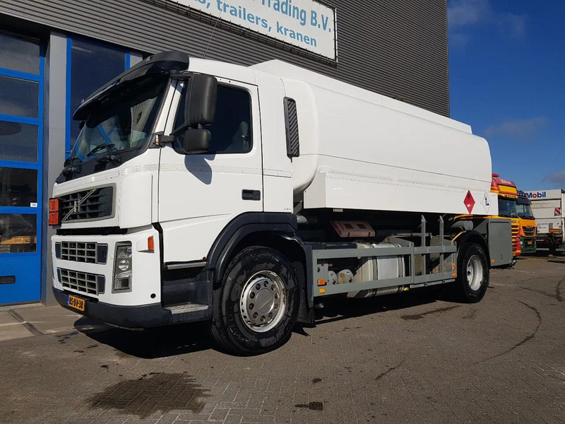 Volvo FM 9.340 Petrol, Diesel 17000 Ltr. 3 Compartementen - Tartályos teherautó: 2 kép. Volvo FM 9.340 Petrol, Diesel 17000 Ltr. 3 Compartementen - Tartályos teherautó: 2 kép.