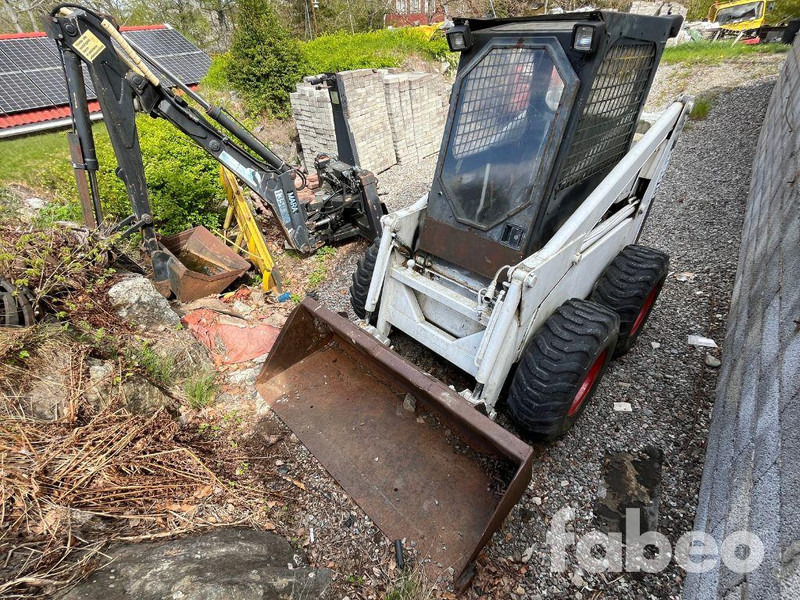 Bobcat 825 - Gumikerekes homlokrakodó: 1 kép. Bobcat 825 - Gumikerekes homlokrakodó: 1 kép.
