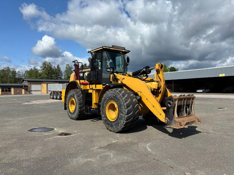 Caterpillar 972K - Gumikerekes homlokrakodó: 2 kép. Caterpillar 972K - Gumikerekes homlokrakodó: 2 kép.