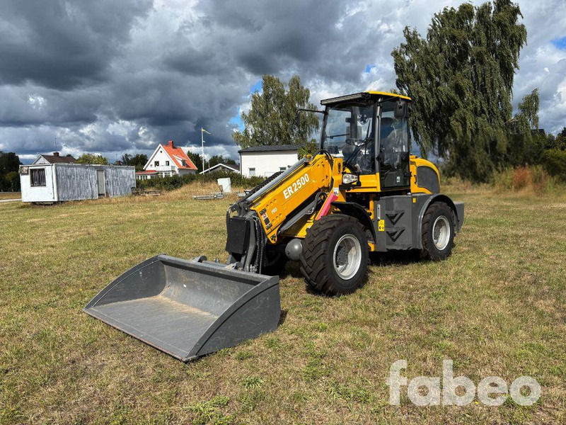 Everun 2500 PRO - Teleszkópos rakodó: 1 kép. Everun 2500 PRO - Teleszkópos rakodó: 1 kép.