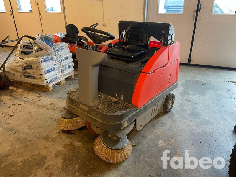 Hako Sweepmaster B980 RH - Utcaseprő gép: 1 kép. Hako Sweepmaster B980 RH - Utcaseprő gép: 1 kép.