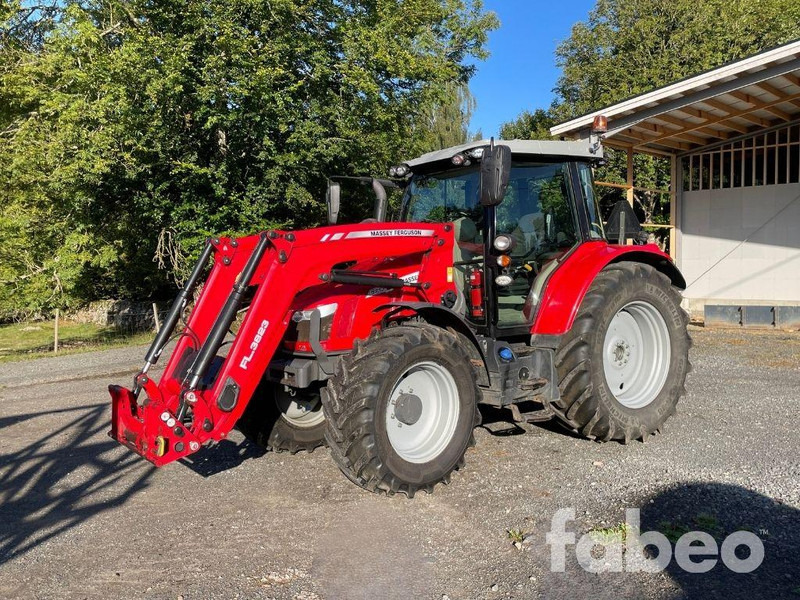 Massey Ferguson 5713 S - Traktor: 1 kép. Massey Ferguson 5713 S - Traktor: 1 kép.