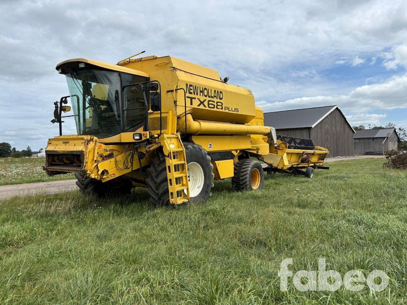 New Holland TX68 Plus - Kombájn: 1 kép. New Holland TX68 Plus - Kombájn: 1 kép.