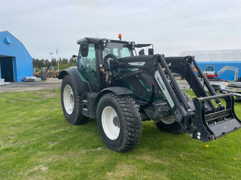 Valtra N154E Versu SmartTouch MR19 Valtra N154E Versu SmartTouch MR19 med frontlastare Quicke Q5M - Traktor: 3 kép. Valtra N154E Versu SmartTouch MR19 Valtra N154E Versu SmartTouch MR19 med frontlastare Quicke Q5M - Traktor: 3 kép.