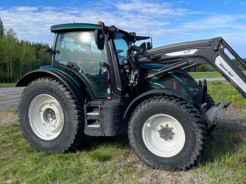 Valtra N154E Versu SmartTouch MR19 Valtra N154E Versu SmartTouch MR19 med frontlastare Quicke Q5M - Traktor: 4 kép. Valtra N154E Versu SmartTouch MR19 Valtra N154E Versu SmartTouch MR19 med frontlastare Quicke Q5M - Traktor: 4 kép.