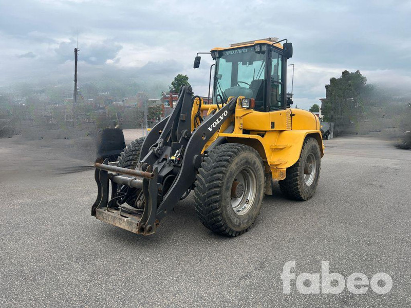 Volvo L40B - Gumikerekes homlokrakodó: 1 kép. Volvo L40B - Gumikerekes homlokrakodó: 1 kép.