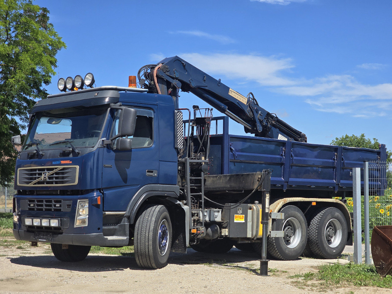 VOLVO FM 420 6X4 / KIPPER / CRANE HMF 1823 K4 - Billenőplatós teherautó, Darus autó: 2 kép. VOLVO FM 420 6X4 / KIPPER / CRANE HMF 1823 K4 - Billenőplatós teherautó, Darus autó: 2 kép.