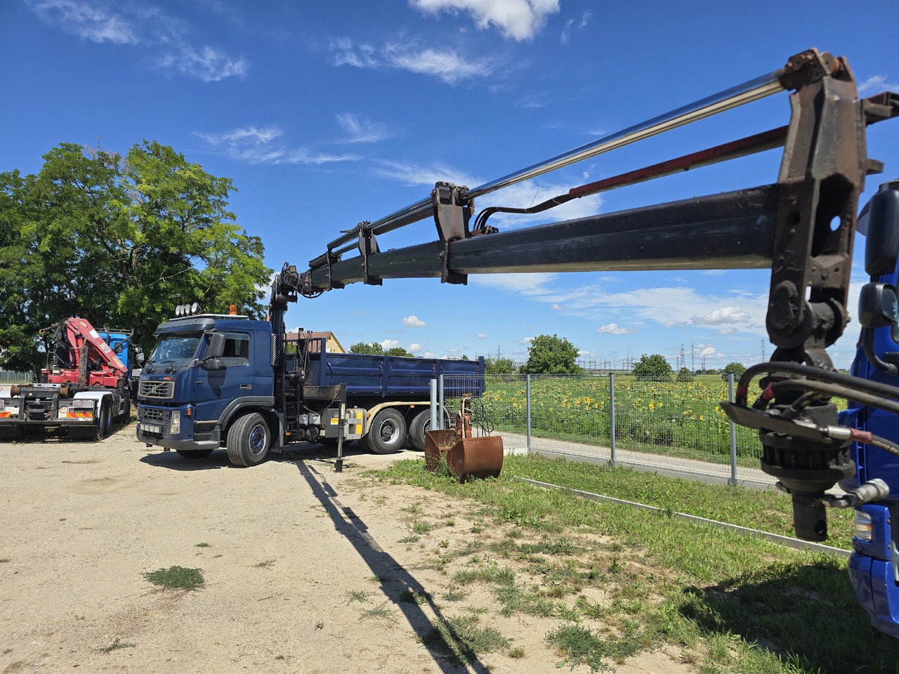 VOLVO FM 420 6X4 / KIPPER / CRANE HMF 1823 K4 - Billenőplatós teherautó, Darus autó: 4 kép. VOLVO FM 420 6X4 / KIPPER / CRANE HMF 1823 K4 - Billenőplatós teherautó, Darus autó: 4 kép.