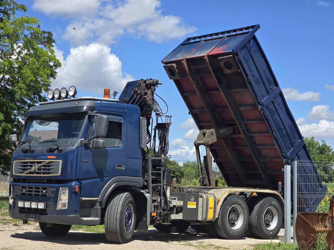 VOLVO FM 420 6X4 / KIPPER / CRANE HMF 1823 K4 - Billenőplatós teherautó, Darus autó: 5 kép. VOLVO FM 420 6X4 / KIPPER / CRANE HMF 1823 K4 - Billenőplatós teherautó, Darus autó: 5 kép.