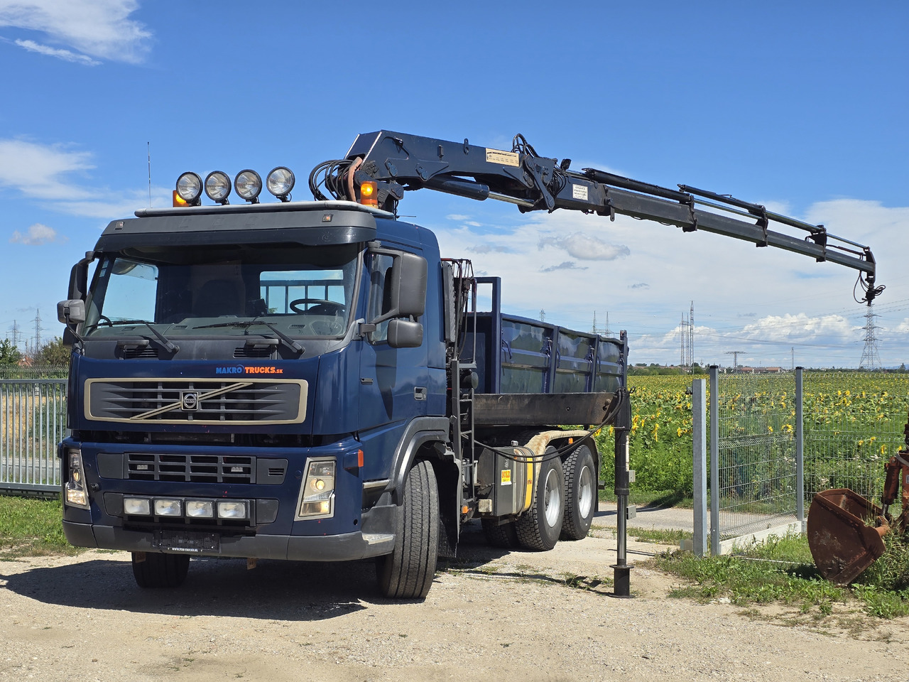 VOLVO FM 420 6X4 / KIPPER / CRANE HMF 1823 K4 - Billenőplatós teherautó, Darus autó: 3 kép. VOLVO FM 420 6X4 / KIPPER / CRANE HMF 1823 K4 - Billenőplatós teherautó, Darus autó: 3 kép.