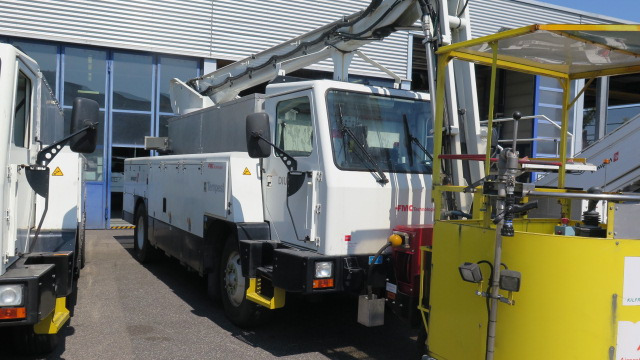 FMC Tempest 2 2units - Repülőtéri jármű: 3 kép. FMC Tempest 2 2units - Repülőtéri jármű: 3 kép.