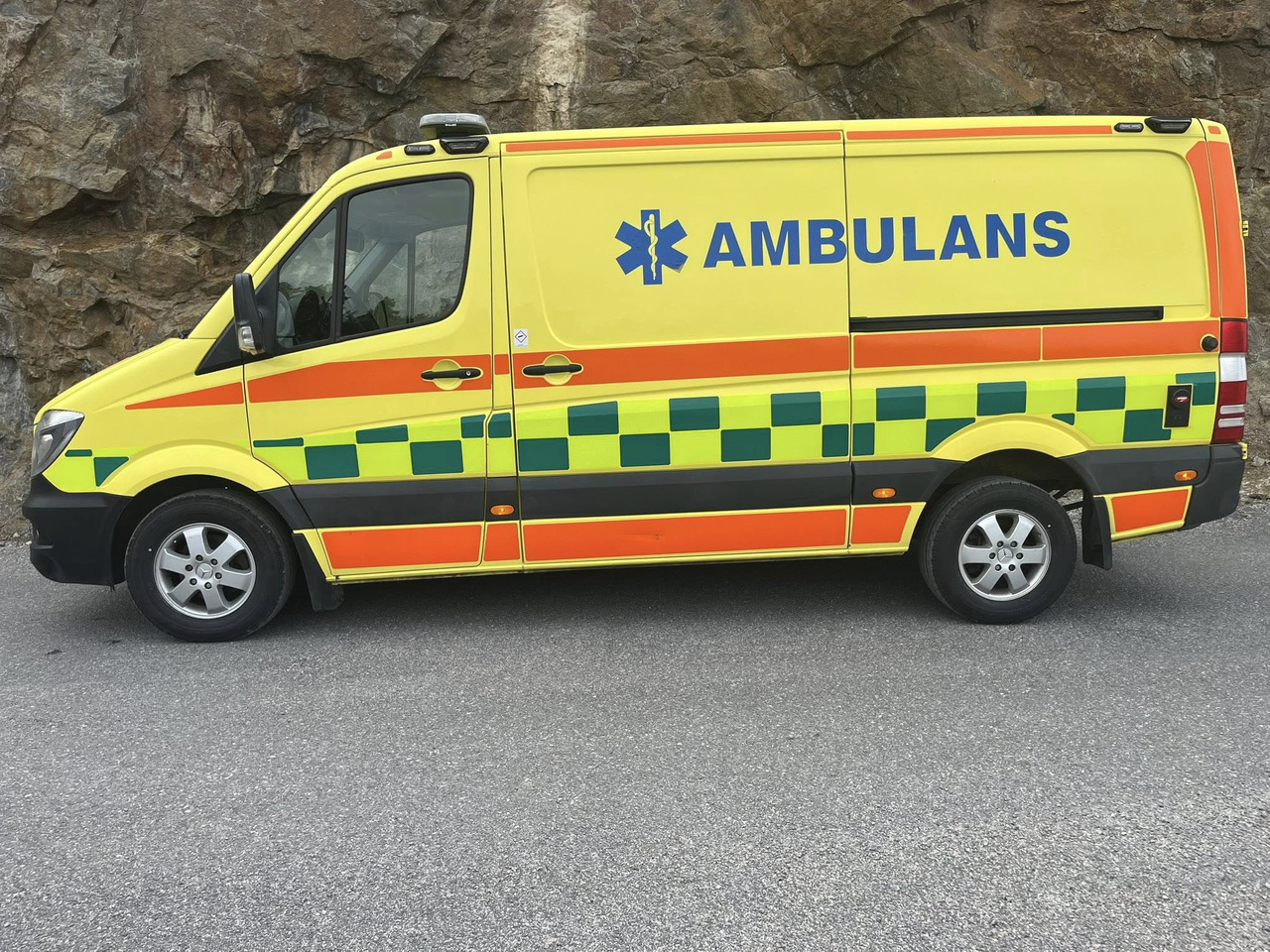 MERCEDES-BENZ Sprinter 319 - AMBULANCE - RESERVERAD !! - Mentőautó: 3 kép. MERCEDES-BENZ Sprinter 319 - AMBULANCE - RESERVERAD !! - Mentőautó: 3 kép.