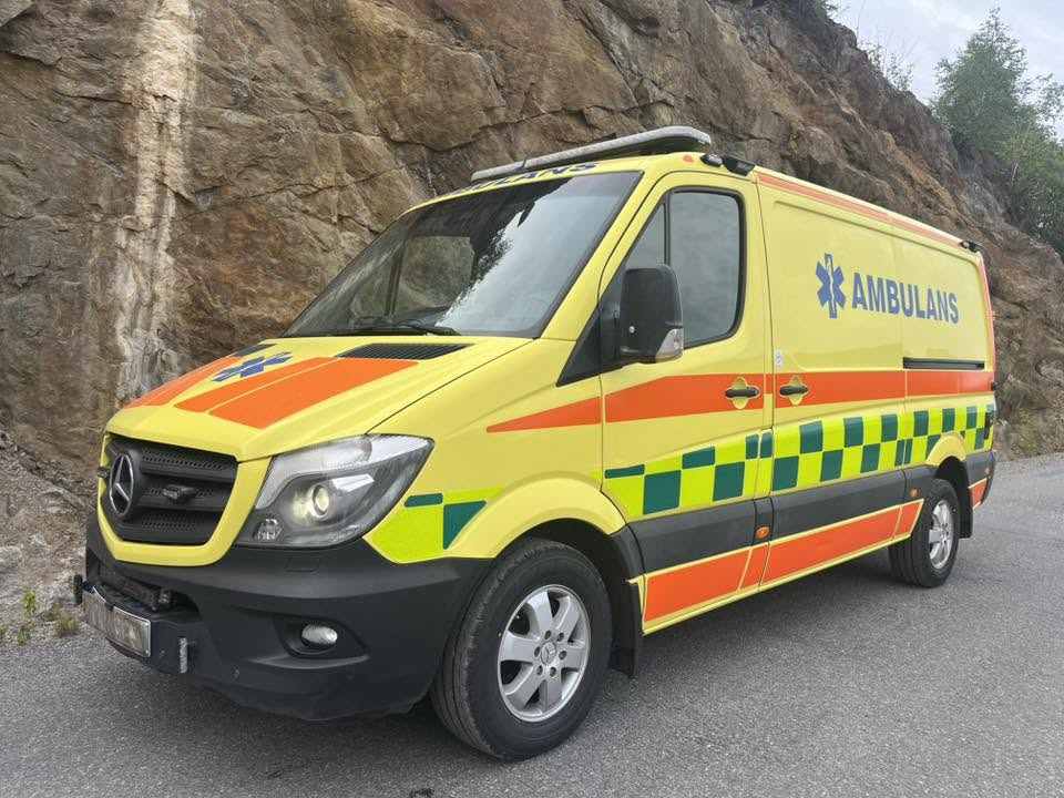 MERCEDES-BENZ Sprinter 319 - AMBULANCE - Mentőautó: 2 kép. MERCEDES-BENZ Sprinter 319 - AMBULANCE - Mentőautó: 2 kép.