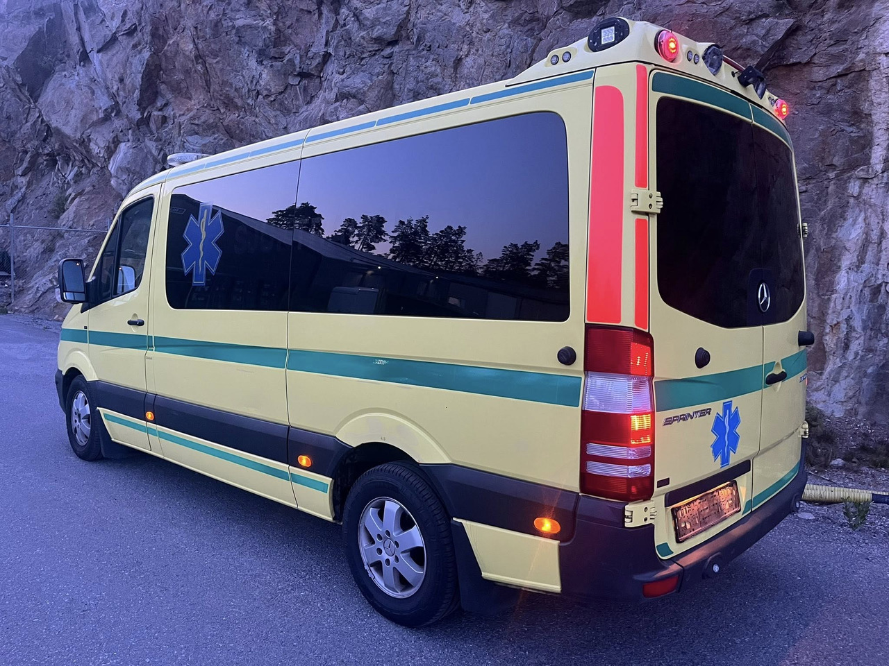 Mercedes-Benz Sprinter 316 - 2 stretcher AMBULANCE / Krankenwagen / Швидка допомога - Mentőautó: 4 kép. Mercedes-Benz Sprinter 316 - 2 stretcher AMBULANCE / Krankenwagen / Швидка допомога - Mentőautó: 4 kép.