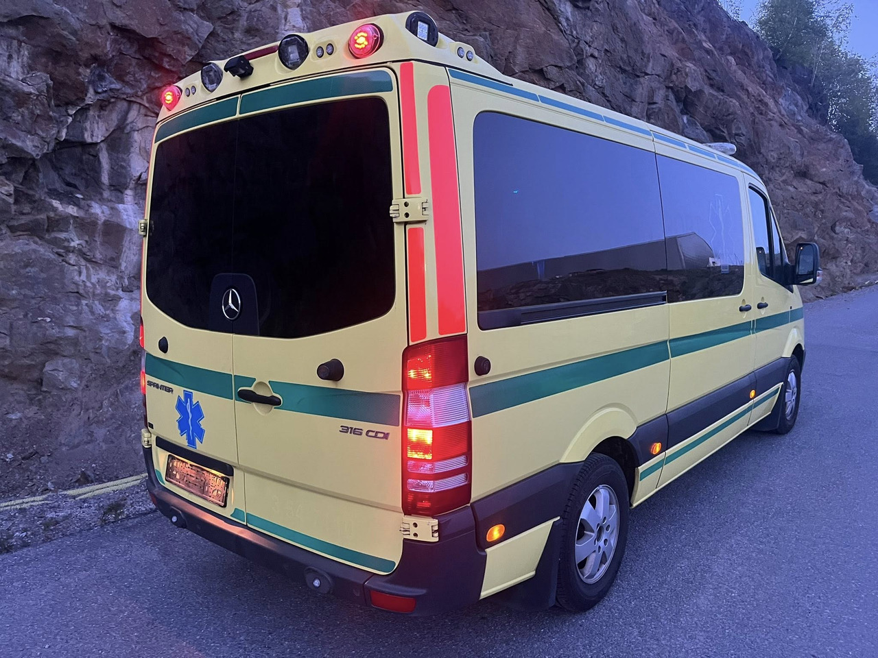 Mercedes-Benz Sprinter 316 - 2 stretcher - Mentőautó: 2 kép. Mercedes-Benz Sprinter 316 - 2 stretcher - Mentőautó: 2 kép.