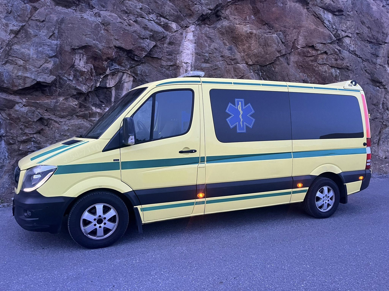Mercedes-Benz Sprinter 316 - 2 stretcher - Mentőautó: 4 kép. Mercedes-Benz Sprinter 316 - 2 stretcher - Mentőautó: 4 kép.
