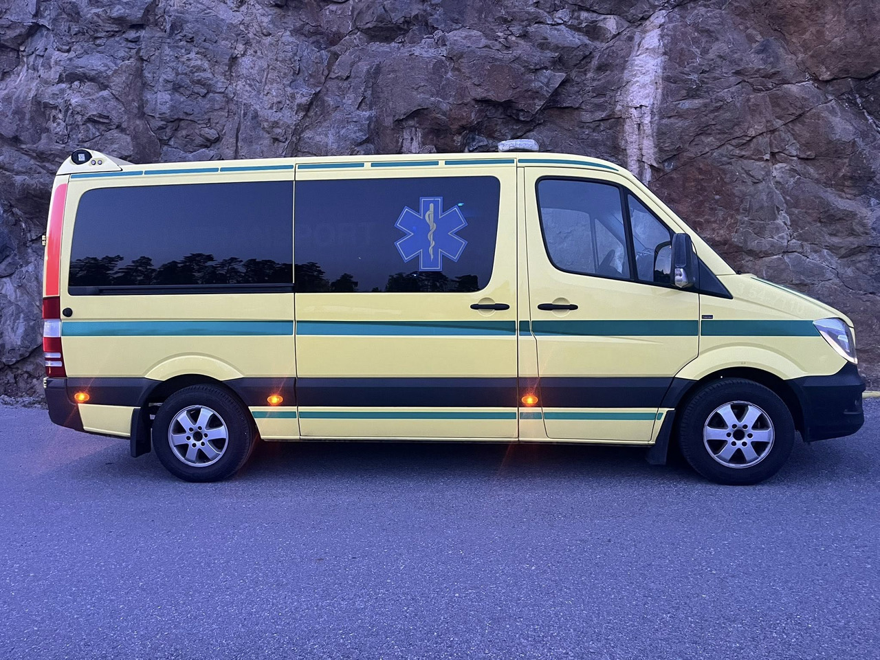 Mercedes-Benz Sprinter 316 - 2 stretcher - Mentőautó: 5 kép. Mercedes-Benz Sprinter 316 - 2 stretcher - Mentőautó: 5 kép.