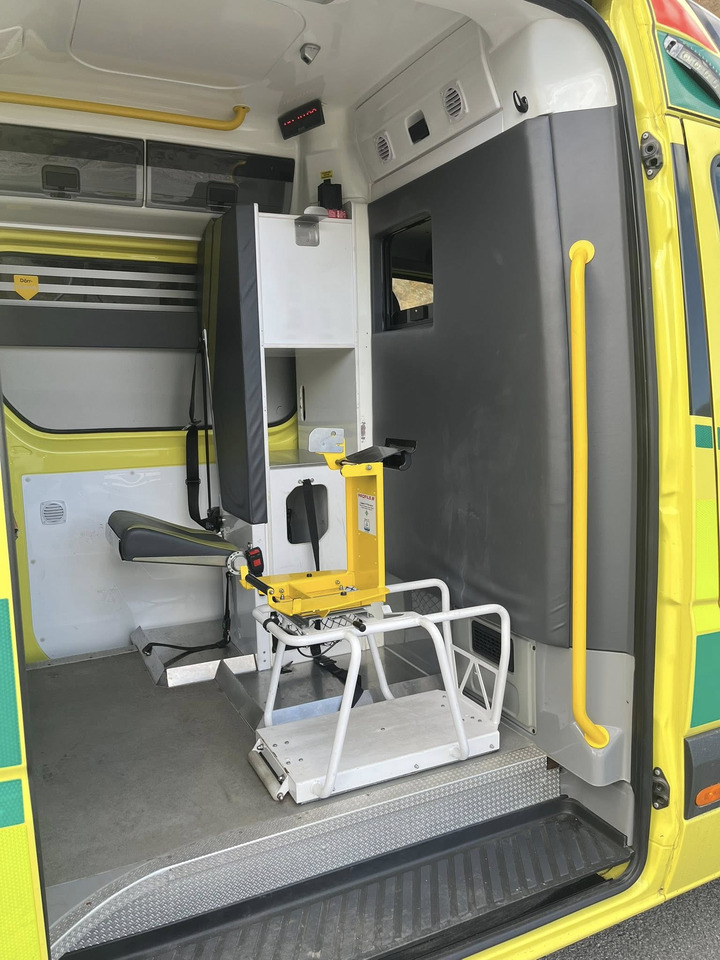 Mentőautó Mercedes-Benz Sprinter 319 - AMBULANCE / Krankenwagen / Ambulancia: 12 kép.