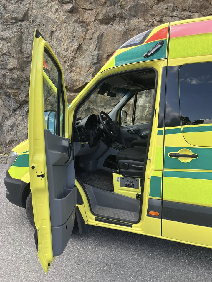 Mentőautó Mercedes-Benz Sprinter 319 - AMBULANCE / Krankenwagen / Ambulancia: 20 kép.