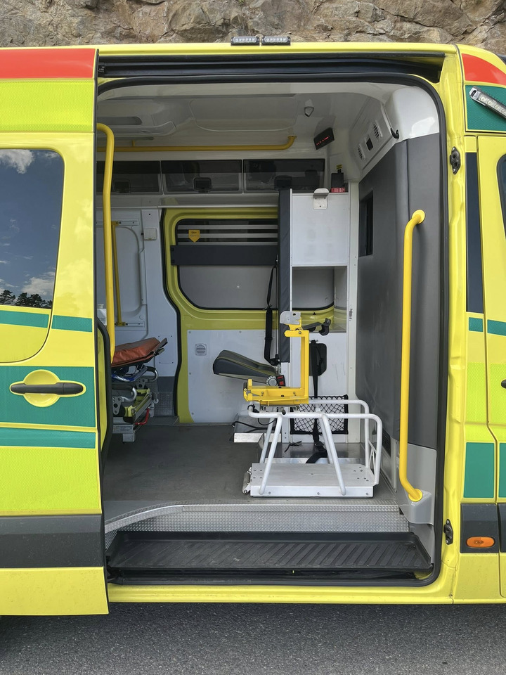 Mentőautó Mercedes-Benz Sprinter 319 - AMBULANCE / Krankenwagen / Ambulancia: 10 kép.