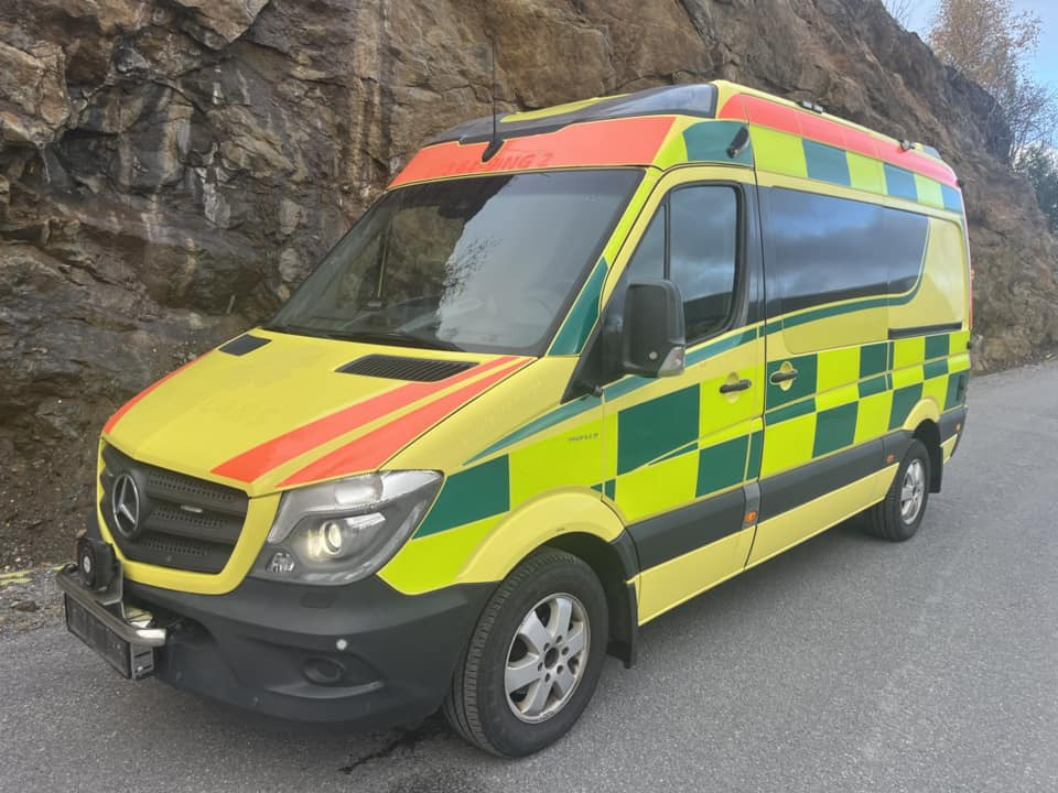 Mercedes-Benz Sprinter 319 - AMBULANCE - RESERVERAD !! - Mentőautó: 2 kép. Mercedes-Benz Sprinter 319 - AMBULANCE - RESERVERAD !! - Mentőautó: 2 kép.