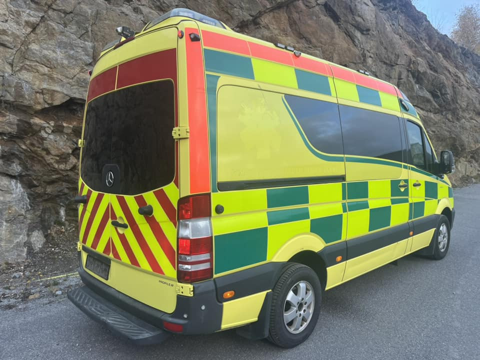 Mercedes-Benz Sprinter 319 - AMBULANCE - RESERVERAD !! - Mentőautó: 4 kép. Mercedes-Benz Sprinter 319 - AMBULANCE - RESERVERAD !! - Mentőautó: 4 kép.