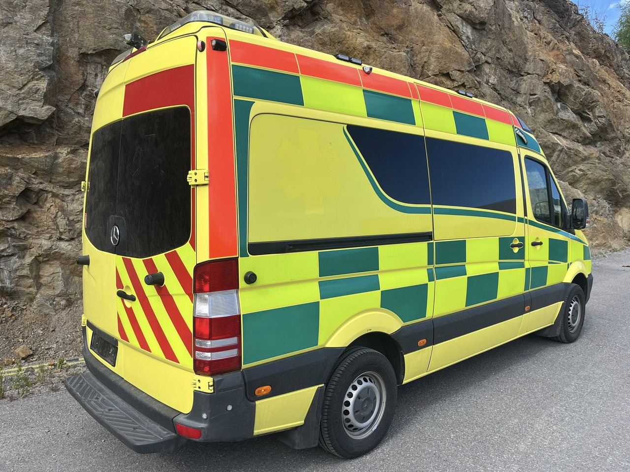 Mercedes-Benz Sprinter 319 - AMBULANCE - RESERVERAD !! - Mentőautó: 3 kép. Mercedes-Benz Sprinter 319 - AMBULANCE - RESERVERAD !! - Mentőautó: 3 kép.