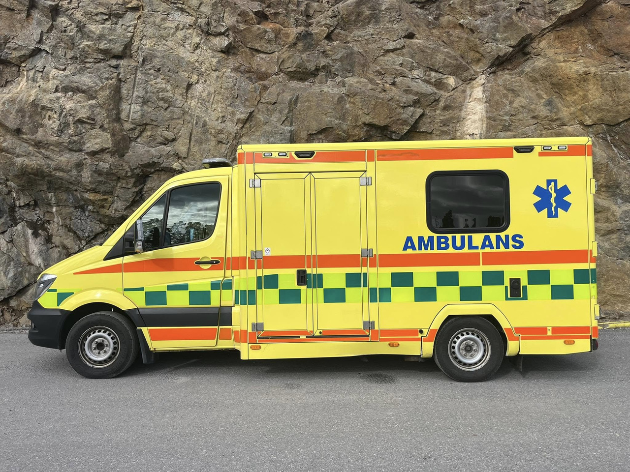 Mercedes-Benz Sprinter 319 - AMBULANCEBOX / Krankenwagen / ambulance - Mentőautó: 1 kép. Mercedes-Benz Sprinter 319 - AMBULANCEBOX / Krankenwagen / ambulance - Mentőautó: 1 kép.