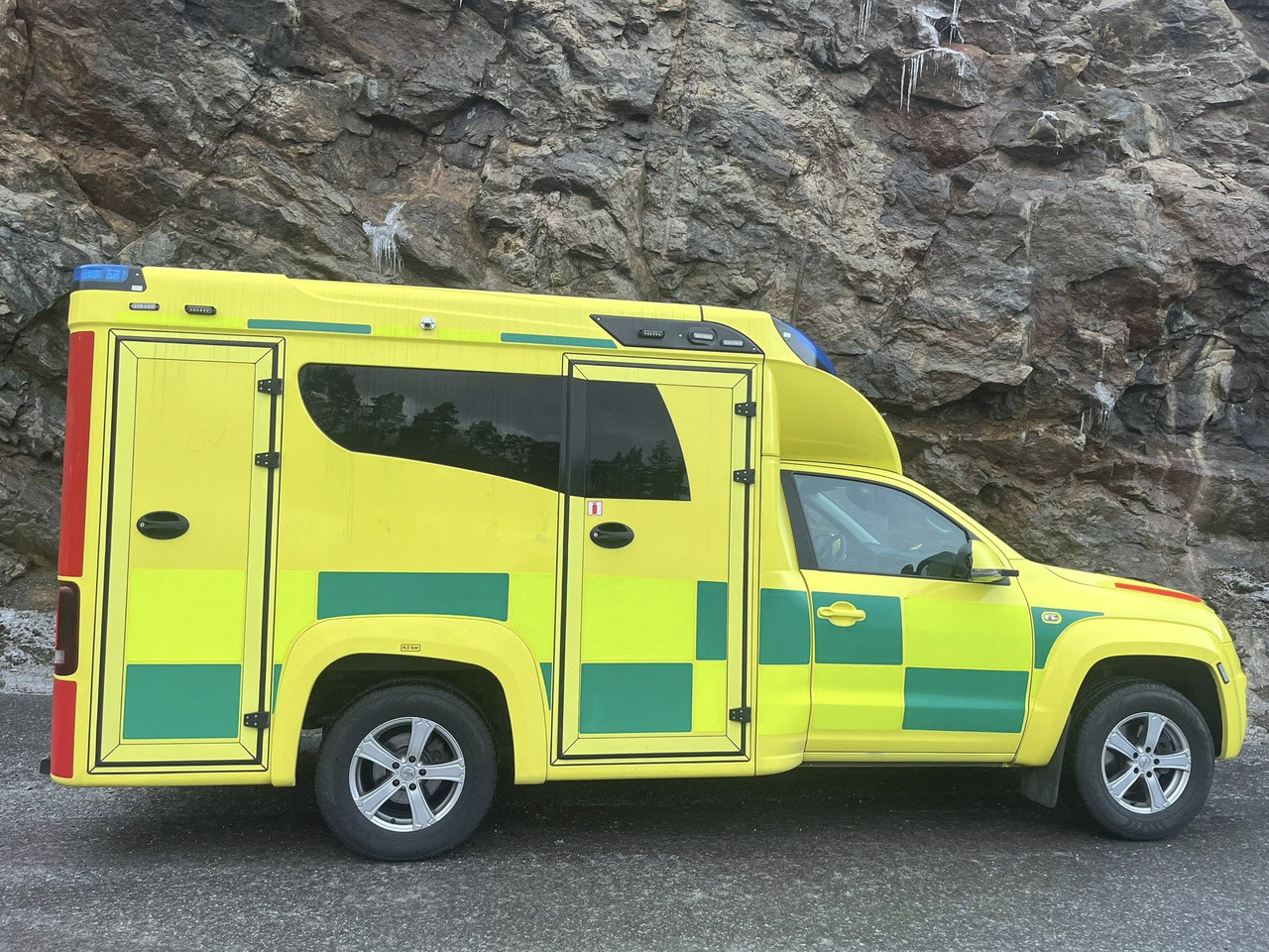 VOLKSWAGEN Amarok 4motion - AMBULANCE / ambulanse / ambulanssi - Mentőautó: 4 kép. VOLKSWAGEN Amarok 4motion - AMBULANCE / ambulanse / ambulanssi - Mentőautó: 4 kép.